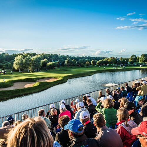 Mobile Zuschauertribüne von Bender Tribünen beim Solheim Cup. Die Tribüne bietet Golf-Fans eine optimale Sicht auf das Green und das Turniergeschehen.