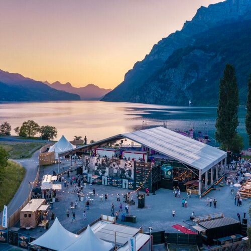 Mobile Tribünenanlage mit Überdachung von Bender an der Walensee-Bühne in der Schweiz mit Panoramablick auf den Walensee und die Alpen.
