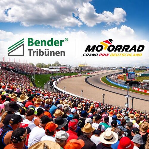 Voll besetzte mobile Tribünen von Bender beim Motorrad Grand Prix Deutschland am Sachsenring. Im Vordergrund verfolgen Tausende Motorsportfans das MotoGP-Rennen. Darüber sind die Logos des Motorrad Grand Prix Deutschland und von Bender Tribünen als offizi