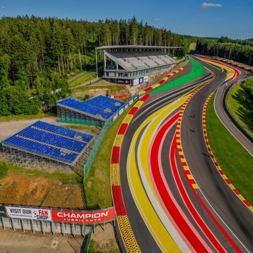 Mobile Tribünen von Bender entlang der Formel-1-Rennstrecke Spa-Francorchamps in Belgien