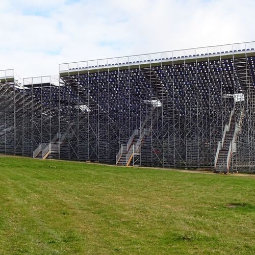Mobile Arena von Bender Tribünen für das Königliche Theater Aarhus mit modularer Zuschauertribüne im Outdoor-Einsatz.