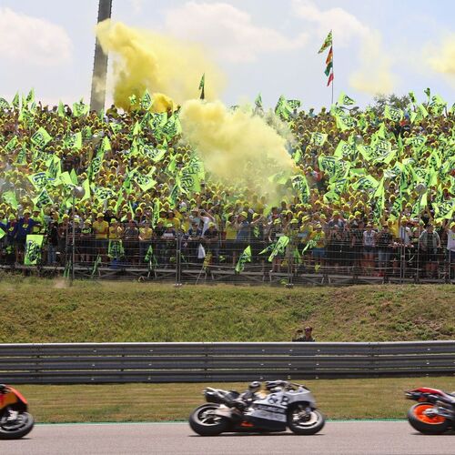 MotoGP-Rennen am Sachsenring vor tausenden Motorsportfans auf mobilen Tribünen von Bender Tribünen
